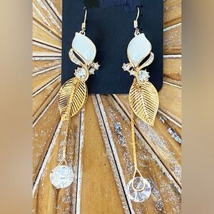 🥰 NWT Gold Tone Stones and Pearl Long Earrings